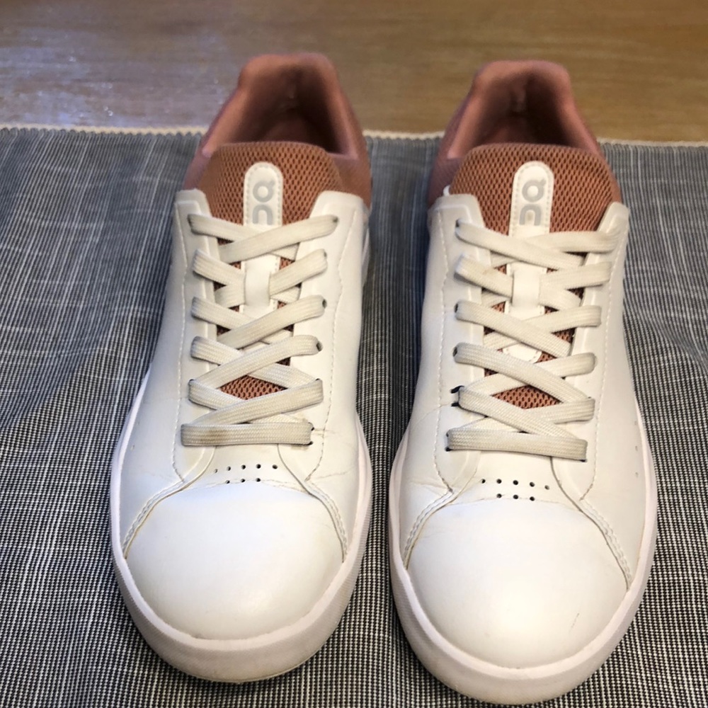 On Cloud The Roger Advantage women sneakers. Size8.5